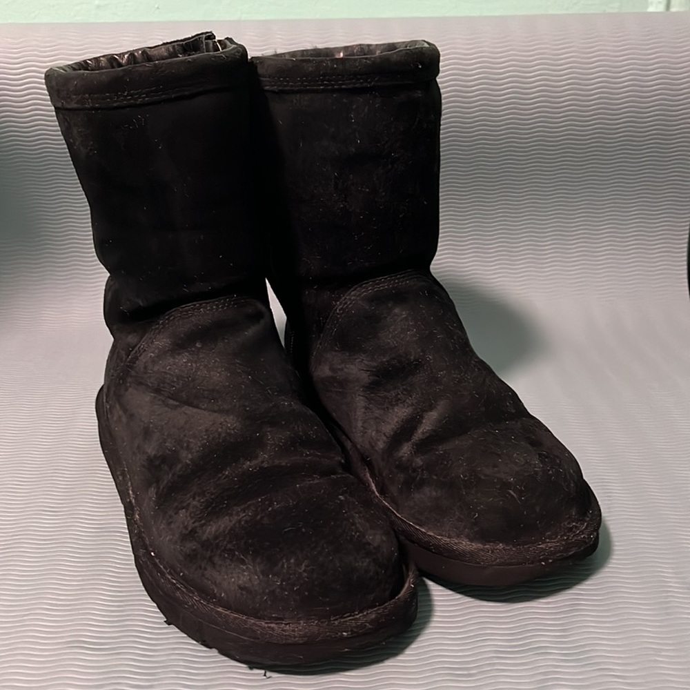 Ugg Size 7 - image 1